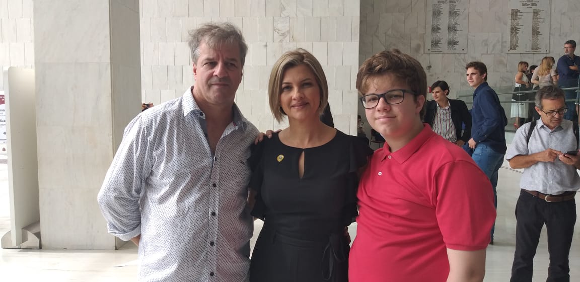 Graciela contou com a presença de seu marido, o investigador de polícia Paulo Ambrósio, e do filho Pedro (Foto: Reprodução)